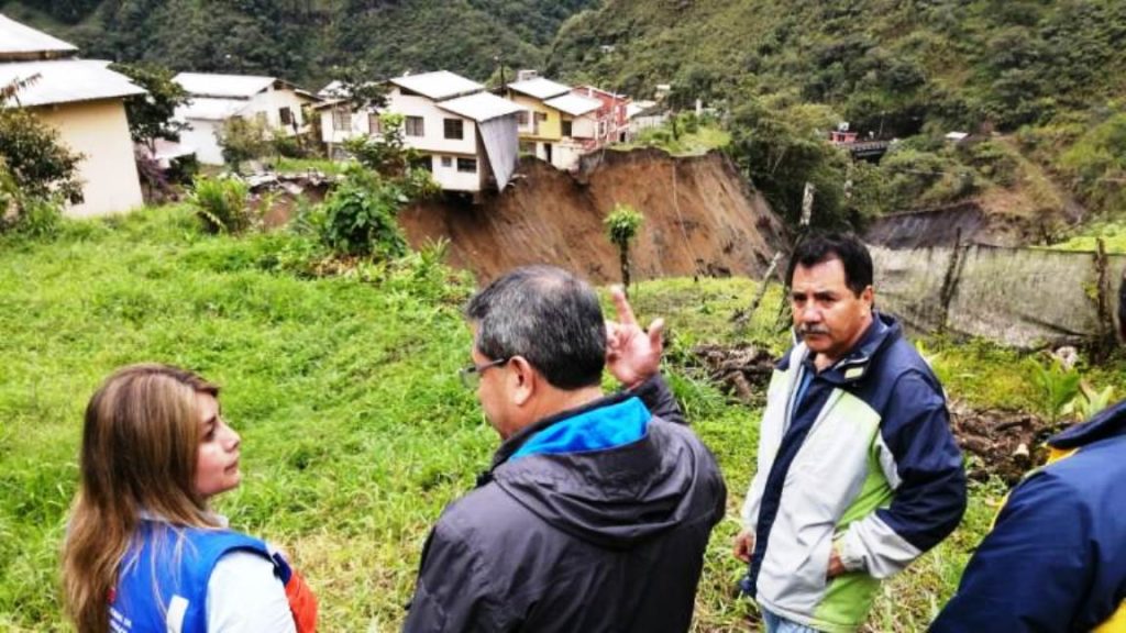 Crecida de ríos en Ecuador colapsa una ciudad turística