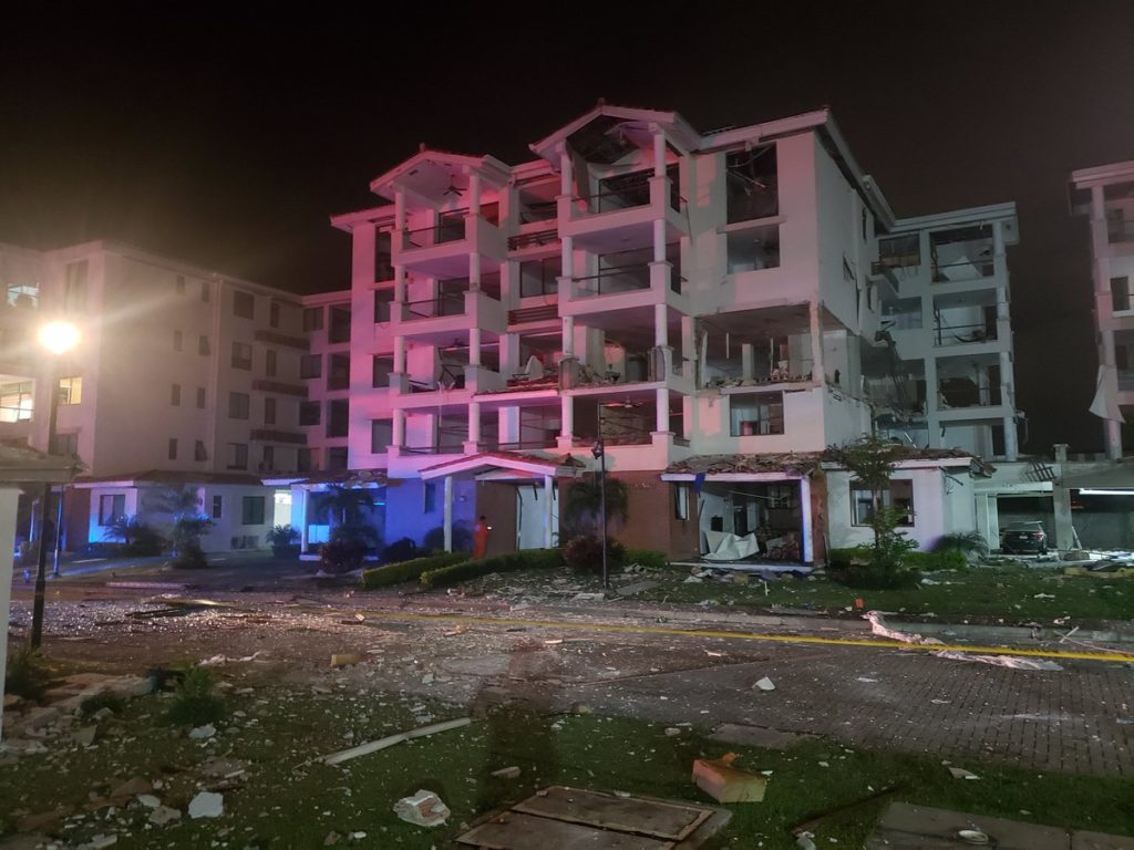 Una deflagración posiblemente provocada por una fuga en el sistema de gas en un edificio residencial de la periferia de Panamá dejó al menos 14 heridos