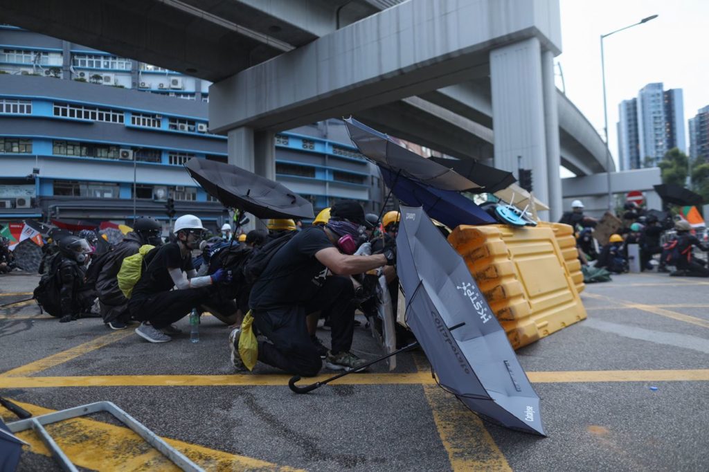 Una protesta prohibida en Hong Kong culminó en enfrentamiento