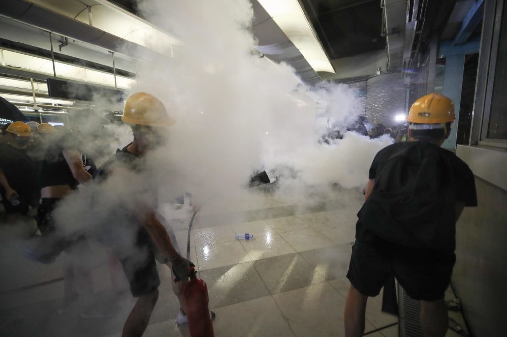 Una protesta prohibida en Hong Kong culminó en enfrentamiento
