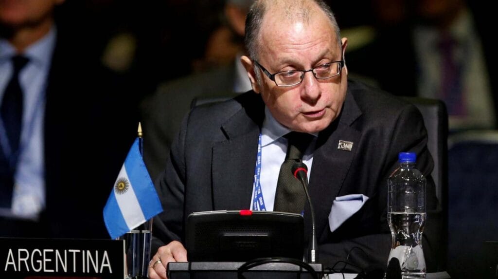Gobierno argentino aboga por mayor presión injerencista