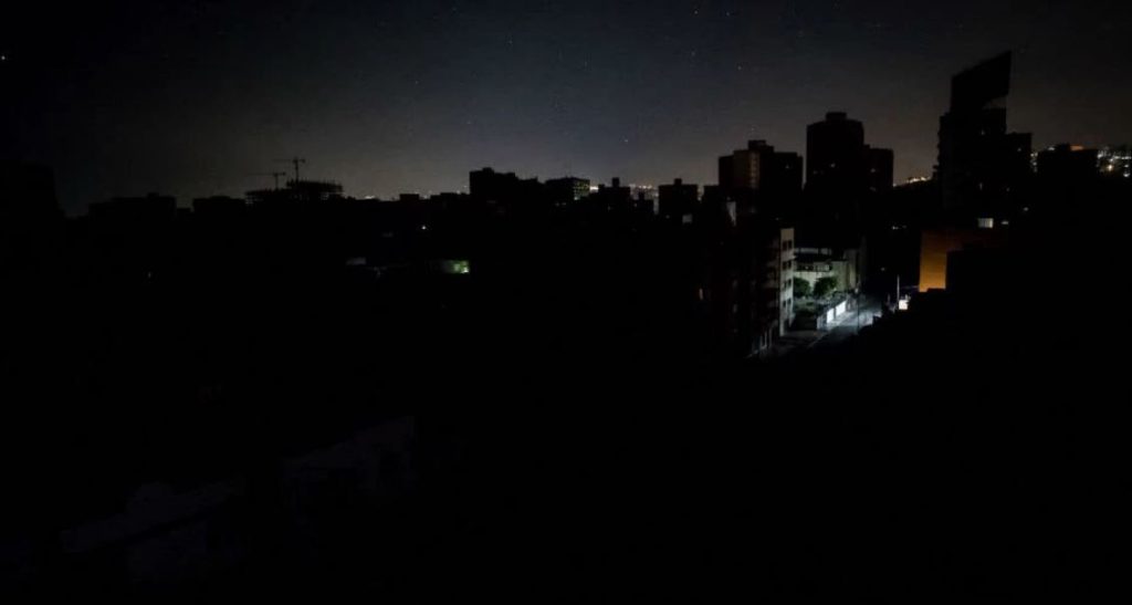 Fallas eléctricas vuelven a dejar a Argentina en la oscuridad