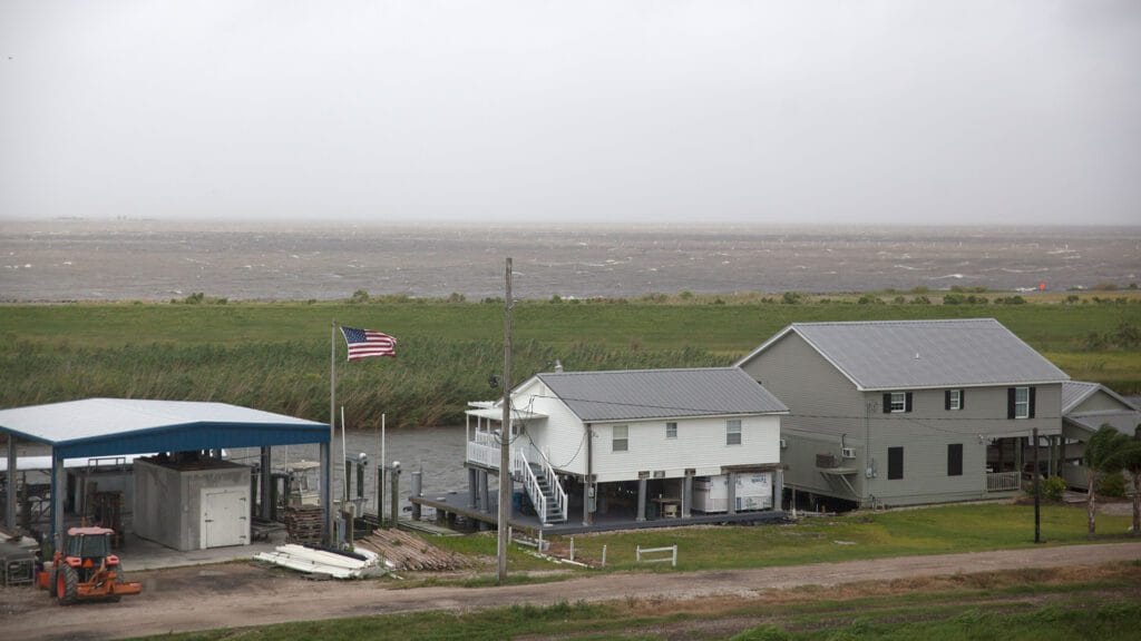 Luisiana enfrenta vientos de un inminente huracán