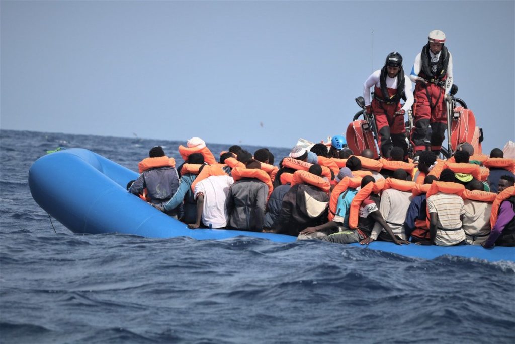 Italia flexibiliza su política respecto a los migrantes