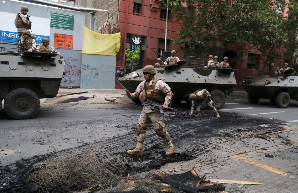 Chile, entre militarización y toque de queda, rememora la dictadura