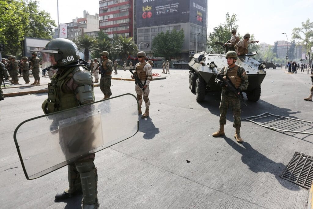 Chile, entre militarización y toque de queda, rememora la dictadura