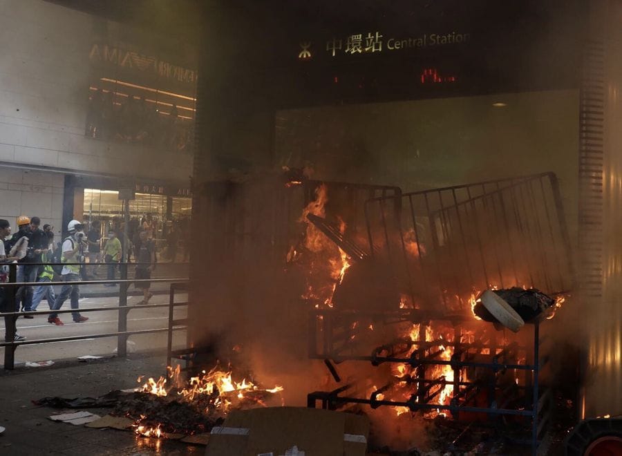 Hong Kong paralizado entre caos y destrozos enmascarados