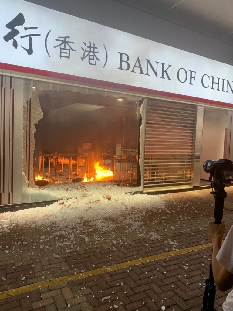 Hong Kong paralizado entre caos y destrozos enmascarados