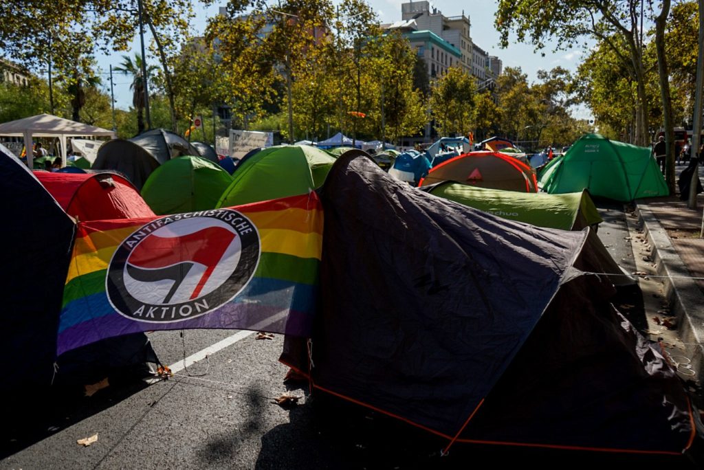 Estudiantes independentistas arman una acampada en Barcelona