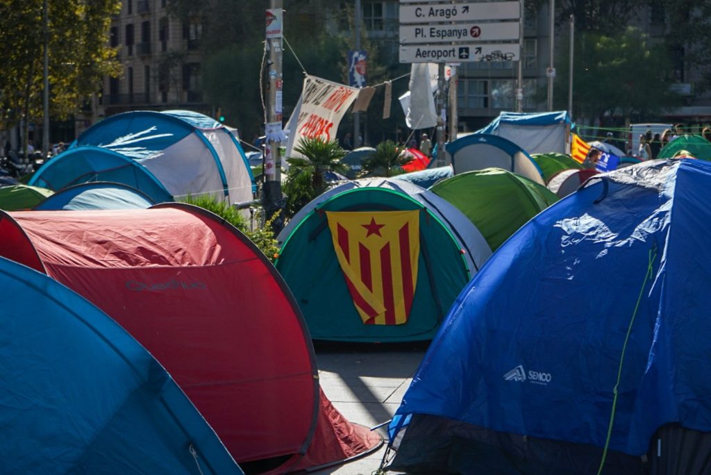 Estudiantes independentistas arman una acampada en Barcelona