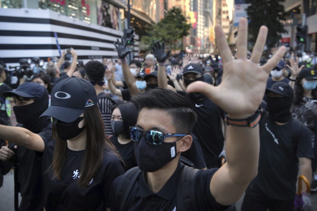 La violencia callejera se resiste a retirarse de Hong Kong