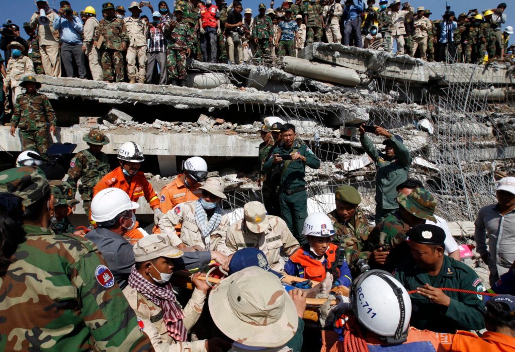 Derrumbe de edificio en obras enluta a Camboya