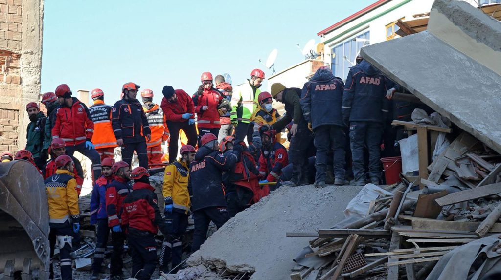 Aumentan las cifras mortales tras terremoto en Turquía
