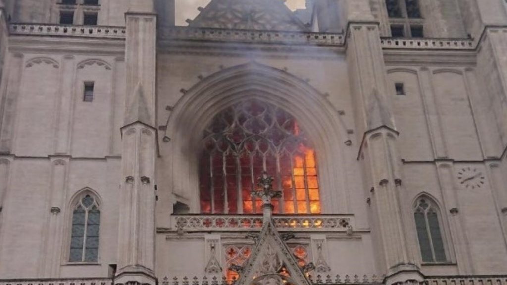 Las llamas consumieron otra catedral francesa a más de un año de Notre Dame