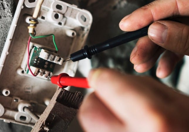 Urgencias de electricidad por instalaciones antiguas: lo que se debe saber al respecto